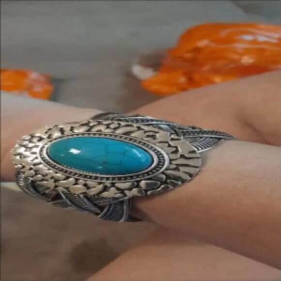 Ethnic Style Hollowed Geometric Twisted Bracelet, Jewelery Gift - Picture 4 of 9